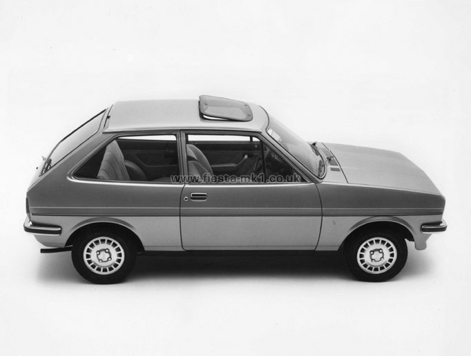 Fiesta MK1: Ghia Two Tone
